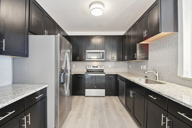 Building Photo - 3 Bedroom Condo With A Garage!