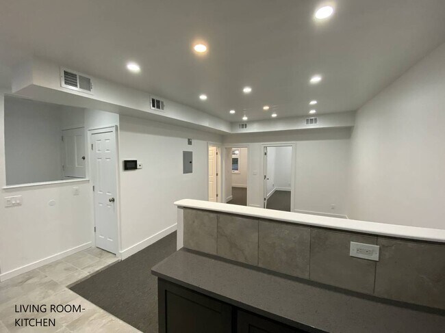 kitchen/ living room - 692 Bay St