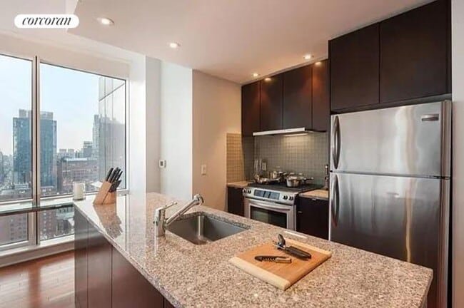 Building Photo - 306 W 48th St