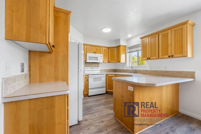 Foto del edificio - MOVE IN SPECIAL - 5 Bedroom 3.5 Bath Duple...