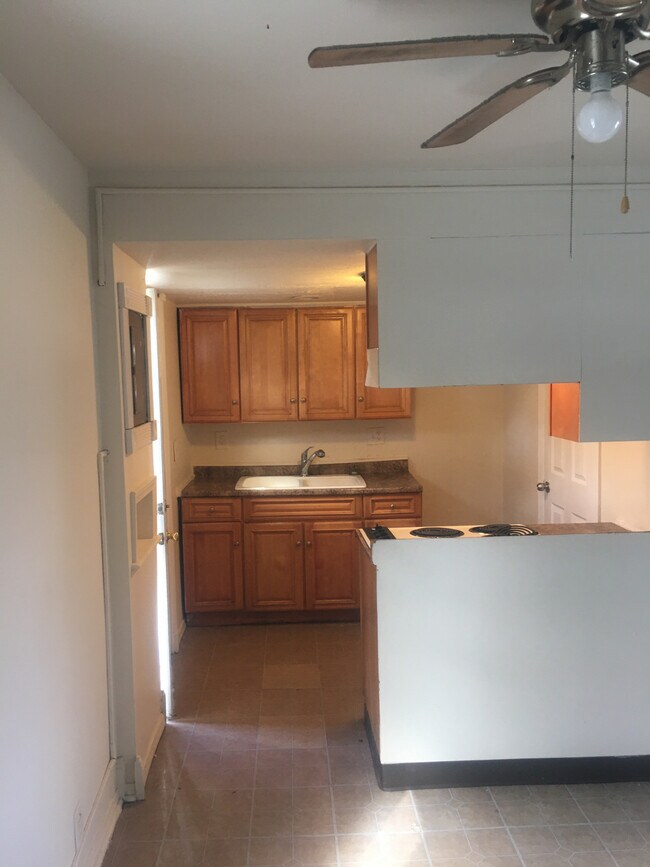 Building Photo - 751 Reinhard Ave