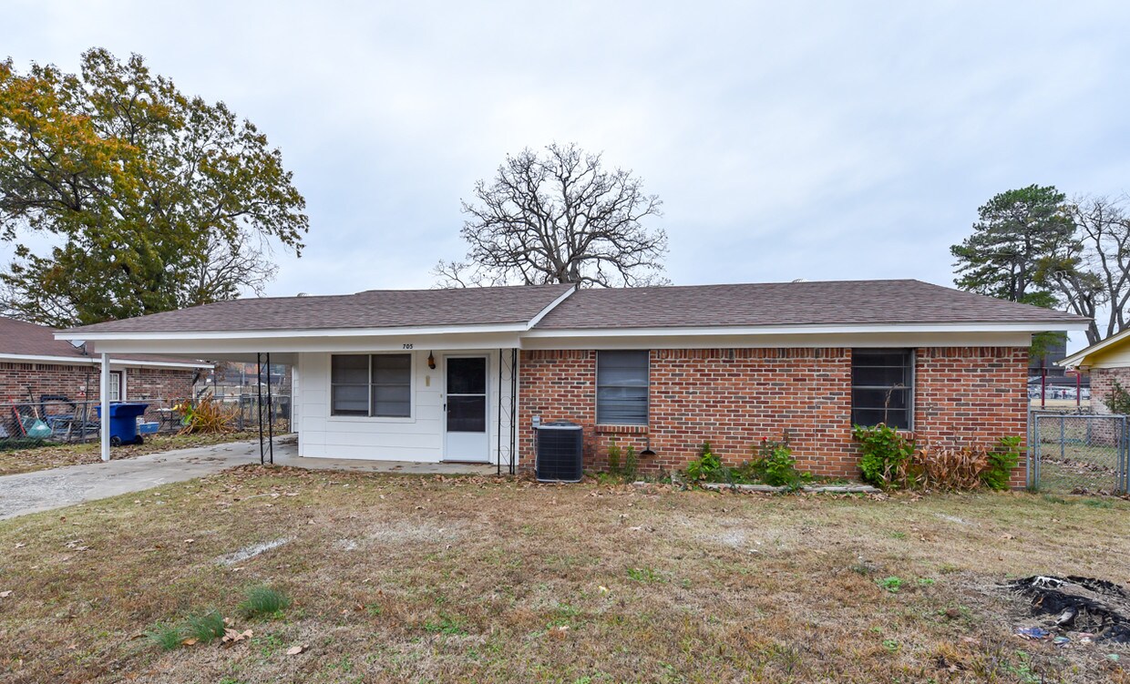 Primary Photo - 705 Varner Dr
