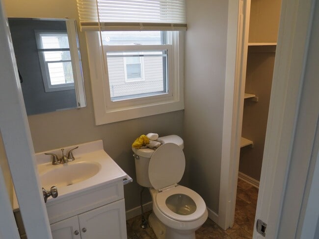 Building Photo - New listing 3 Bedroom Home!!