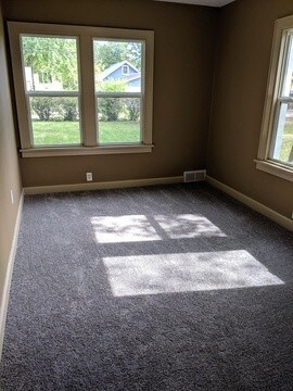 Building Photo - Freshly updated 2 bed/1 bath duplex!!