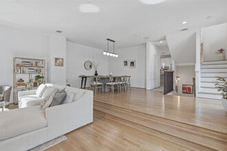 Building Photo - 5515 Venice St