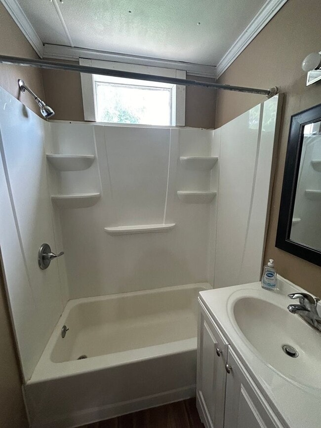 Building Photo - Large 2 Bedroom 1 Bath Apartment