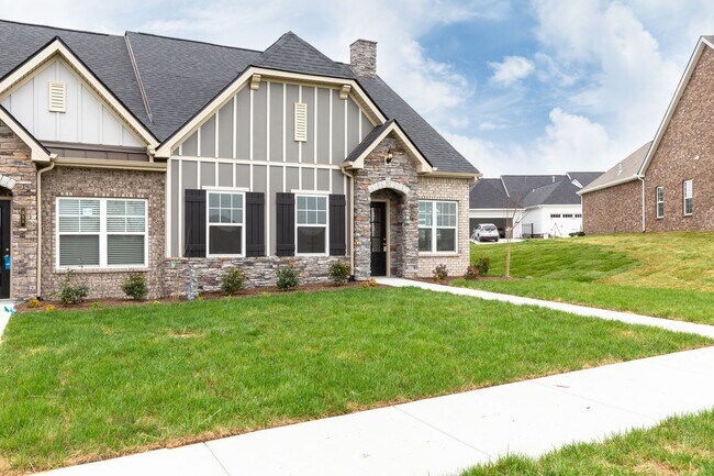 Foto del edificio - **BE THE LUCKY ONE TO LIVE IN THIS 2022-BUILT UPSCALE COTTAGE HOME IN THE PRESERVE AT BELLE POINTE**