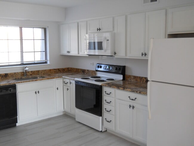 Building Photo - 104 Steeple Dr