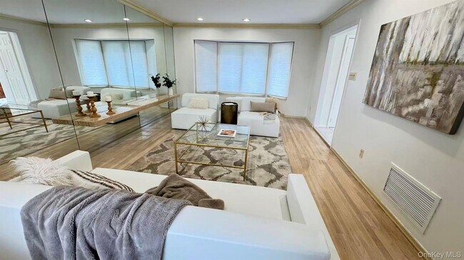 Foto del edificio - 74 Rockland Dr