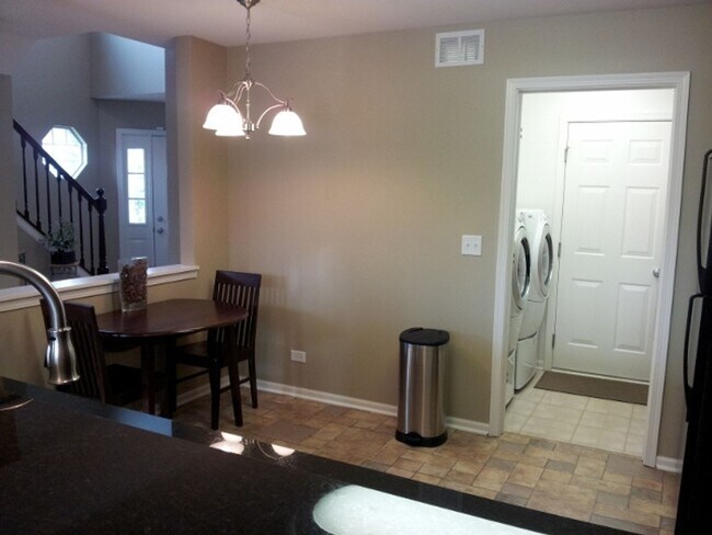 Foto del edificio - Lakemoor 2 Bedroom 2.5 Condo Coming in June!