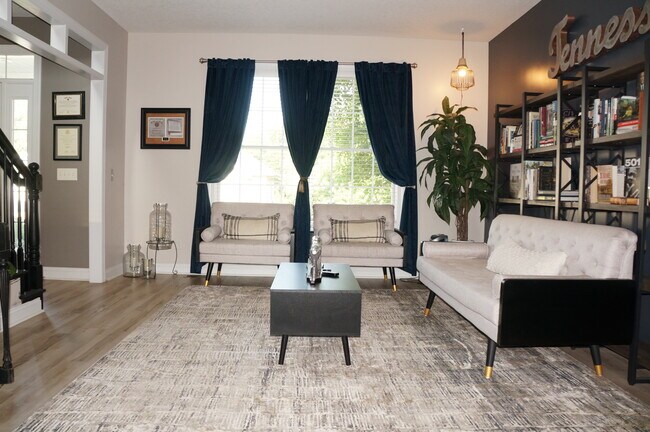 Foto del edificio - 2810 Emerald Dr