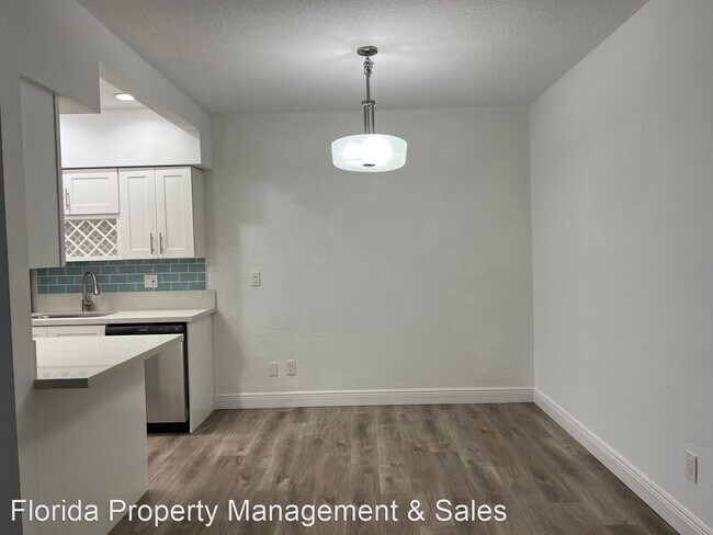 Building Photo - 2 br, 1 bath House - 2100 NE 39th St, #404