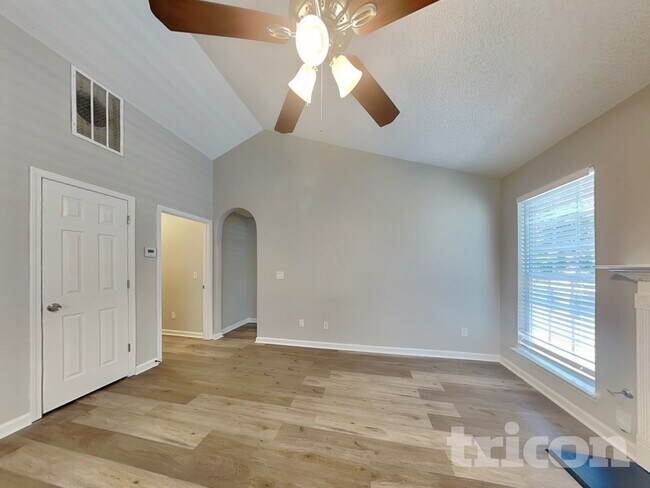 Foto del edificio - 5769 Village Loop