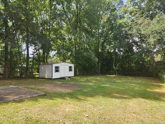 Building Photo - North Columbus 3 Bedroom 1.5 Bath - Carpor...