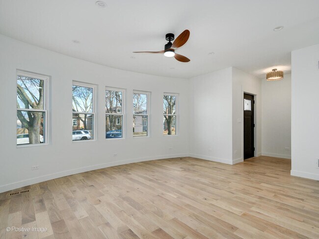 Foto del edificio - 6578 N Onarga Ave