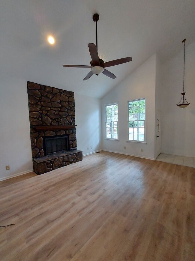 Foto del edificio - 74 Westpine Ct