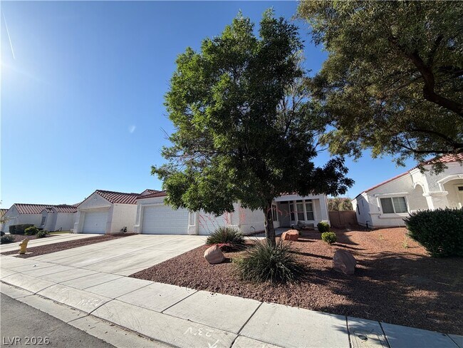 Foto del edificio - 2139 Meadow Green Ave