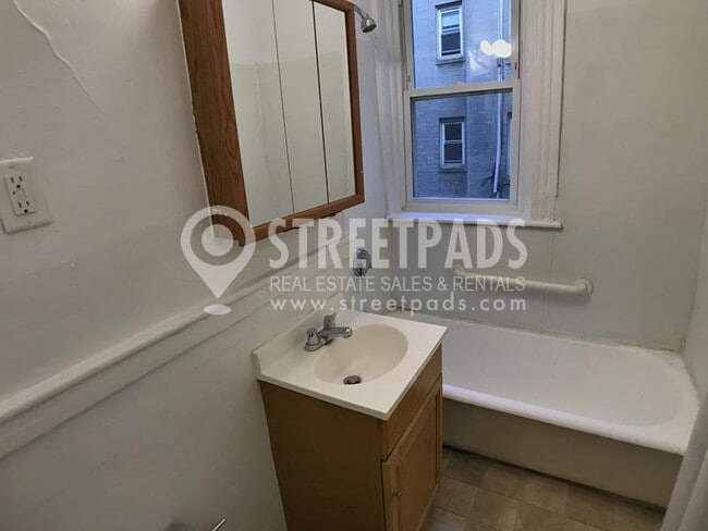 Building Photo - bedroom in Boston MA 02215