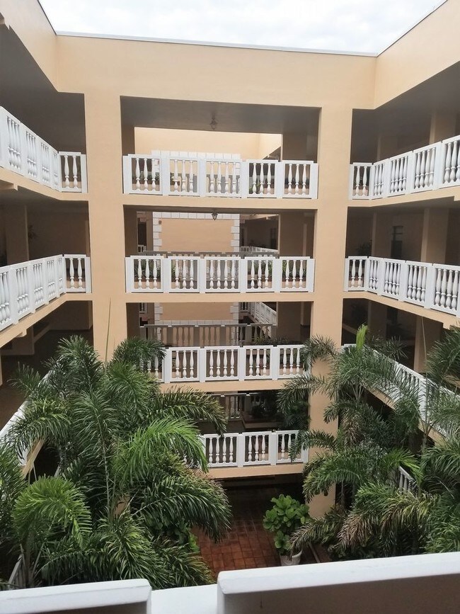 Building Photo - Silver Sands Beachfront short term 90 day min