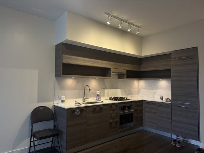 Building Photo - 570 Emerson St