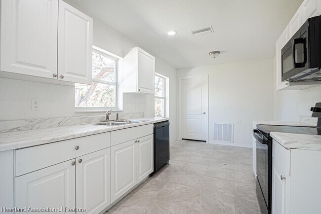 Foto del edificio - 443 Gloria Blvd