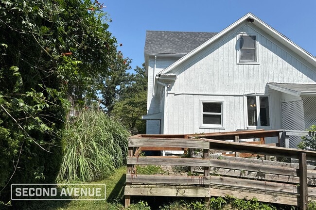 Building Photo - 1111 Hayes Ave