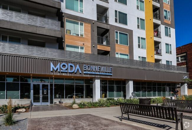 Building Photo - Moda Bonneville