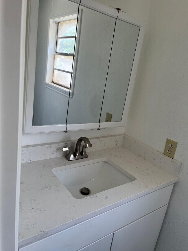 Foto del edificio - 1711 Norwich Ave