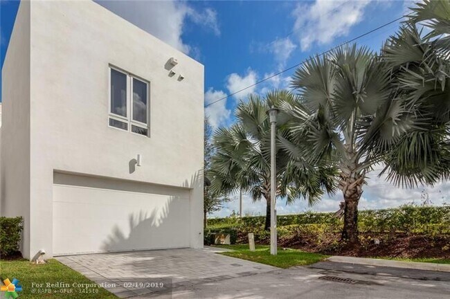 Quiet and no neighborhoods on the side - 6302 NW 104th Path