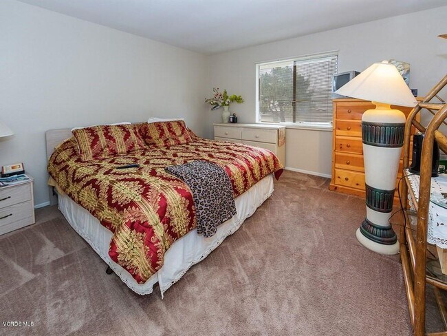 Foto del edificio - Spacious two story condo with garage