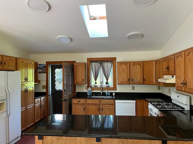 Building Photo - 6 Whitney Way