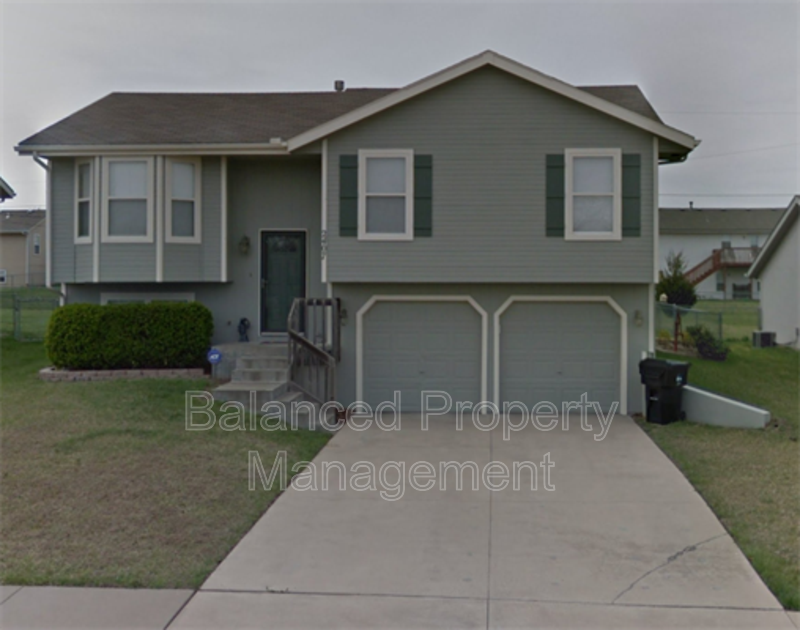 Primary Photo - 2407 SW Romar Rd