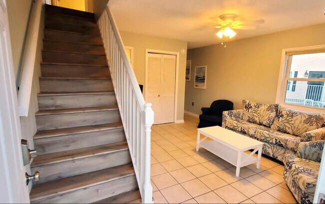 Building Photo - 807 Hillside Dr S