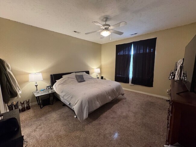 Building Photo - Bright & Spacious 2-Bed Townhome in great neighborhood with attached 2-car Garage!