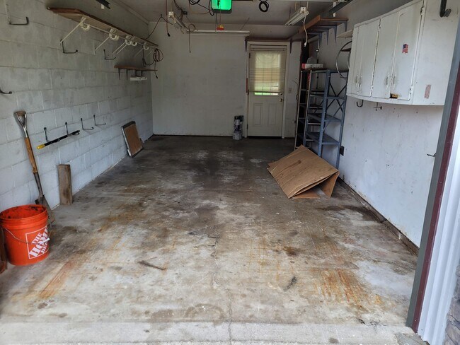 Garaje adjunto - 21119 Albion Rd