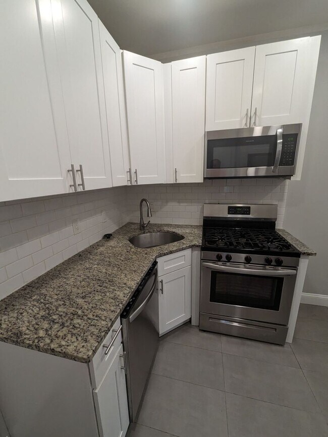 Building Photo - Newly Renovated Row - North Philadelphia