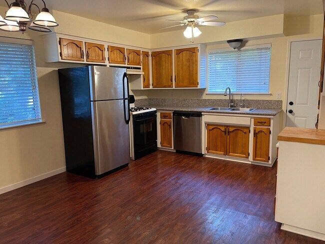 Foto del edificio - Cozy 3-Bedroom Home with Deck and Pet-Frie...