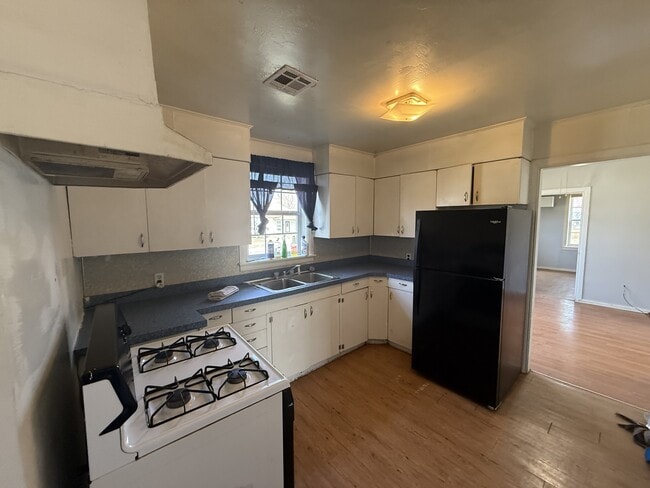 Building Photo - 323 N Stonewall Ave