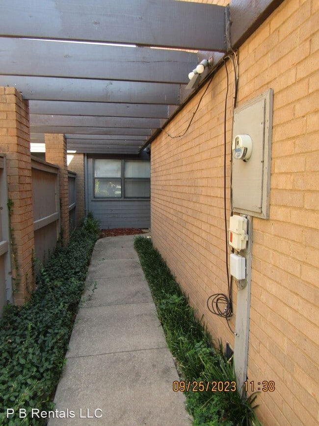 Building Photo - 3 br, 2.5 bath House - 457 NW Chimney Cree...
