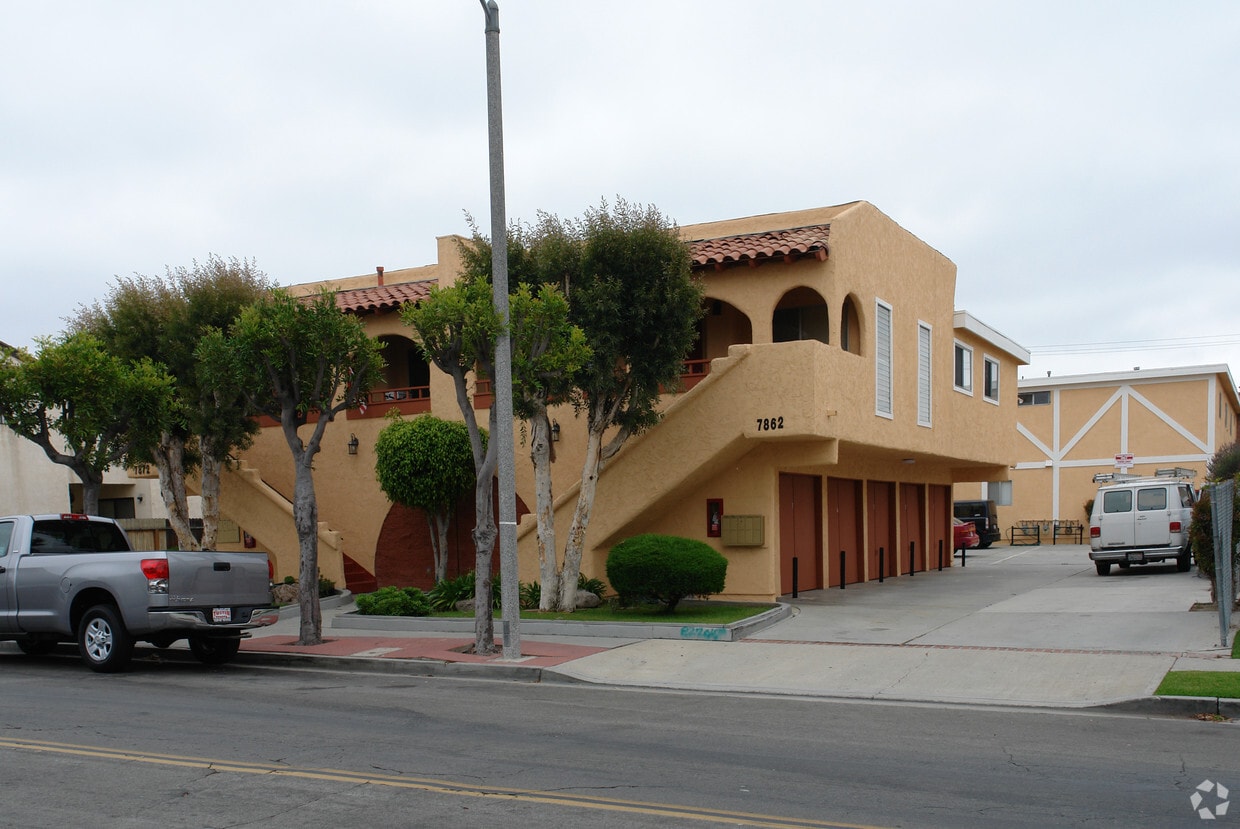 Building Photo - 7862 Stark St