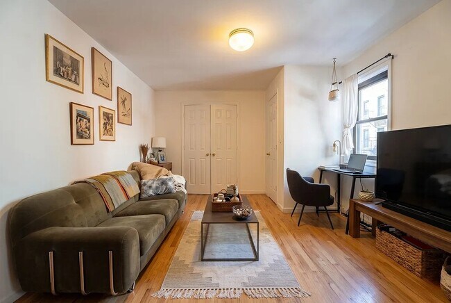 Foto del edificio - 118 E 4th St
