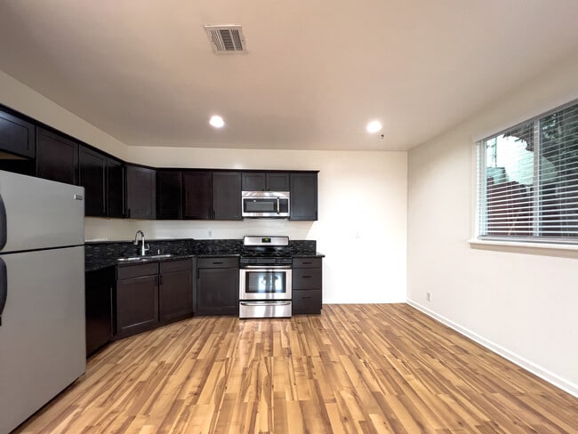 Building Photo - 806 Merwin St