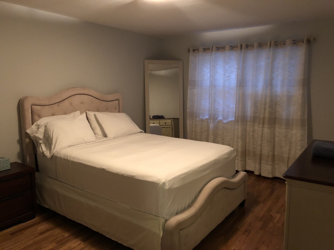 habitación principal con 1/2 baño onsuite - 3519 Riverdale Ave