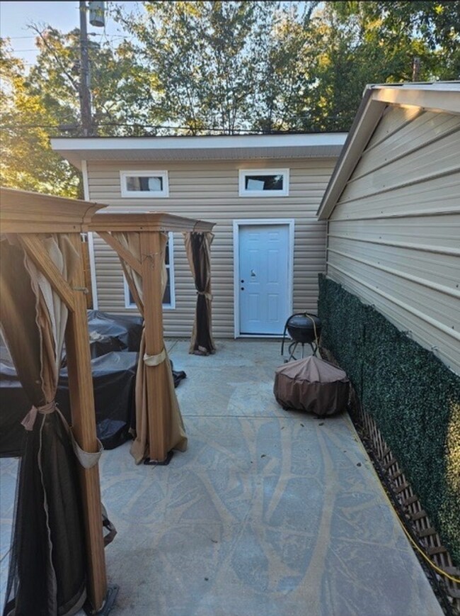 Foto del edificio - Close to Uptown Condo Living..Without the close to Uptown Condo Price