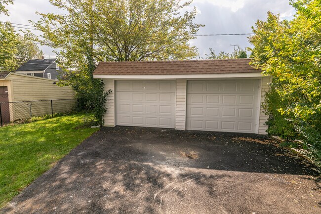 Building Photo - 20100 Gardenview Dr
