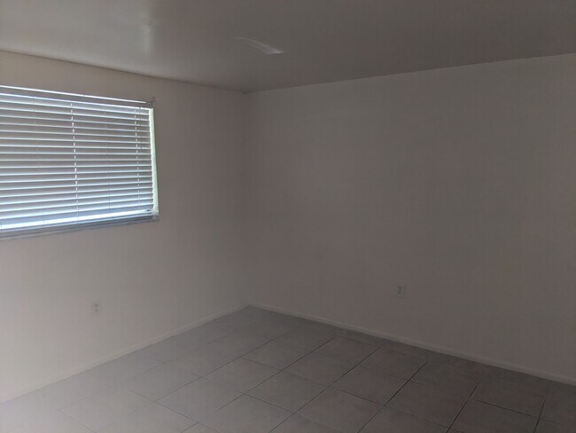 Master Bedroom - 5417 Lemon St