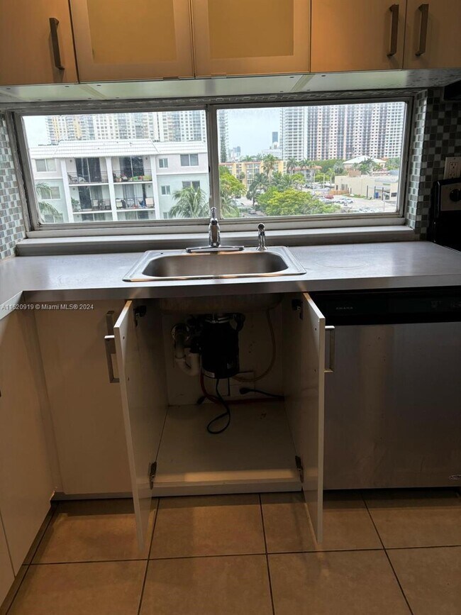 Foto del edificio - 17021 N Bay Rd