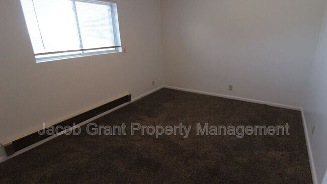 Foto del edificio - 1382 E Poplar St