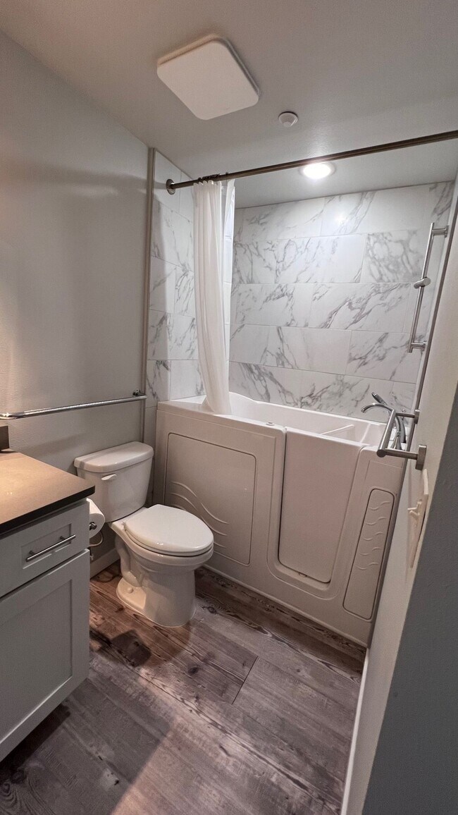 Building Photo - Half Off First Months Rent in Davenport!