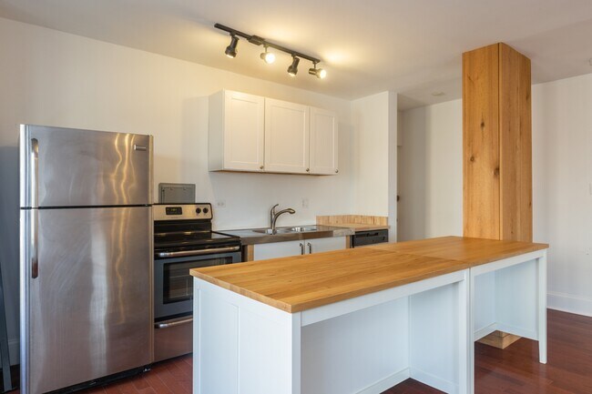 Foto del edificio - 5048 N Marine Dr